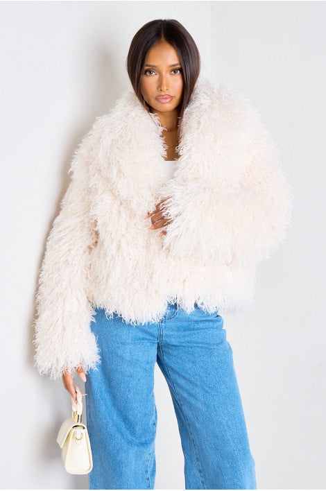 Manteau court blanc à fourrure bouclée poils longs