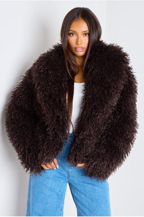 Manteau court marron à fourrure bouclée poils longs