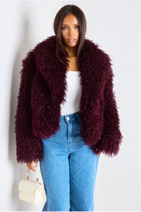 Manteau court prune à fourrure bouclée poils longs