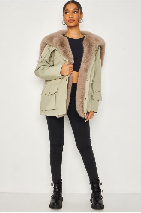 Parka verte fourrée avec col fausse fourrure