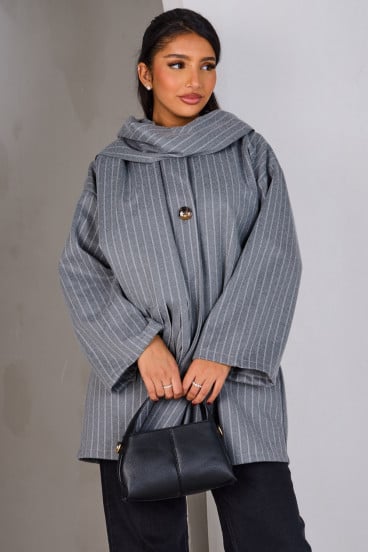Poncho gris avec écharpe intégrée à rayures