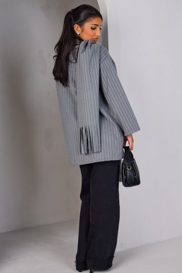 Poncho gris avec écharpe intégrée à rayures