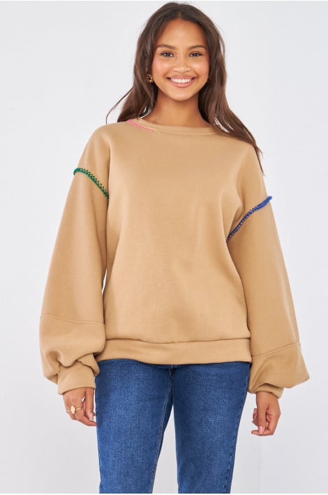 Pull beige foncé à empiècement couture colorés