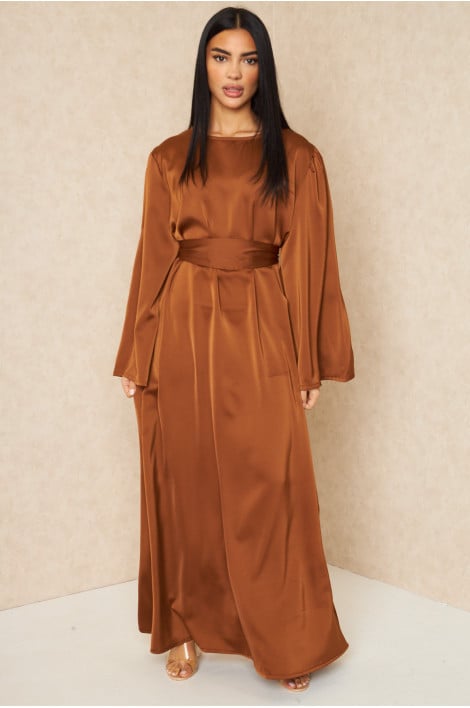 Robe ample ceinturée et satinée marron
