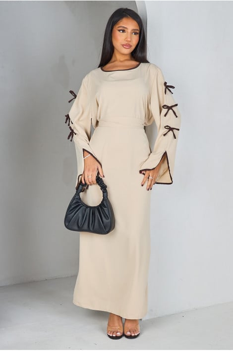 Abaya beige avec nœuds papillons sur les manches marron