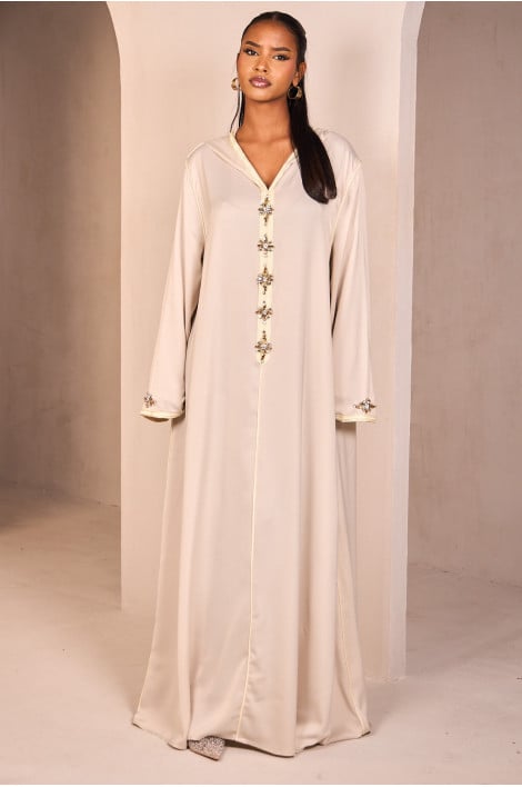 Abaya beige satinée munie d'un col orné de perles