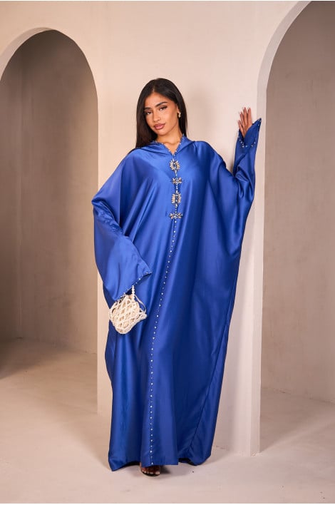 Abaya bleu satinée munie d'un col orné de perles