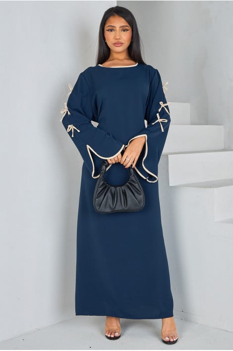 Abaya bleue avec nœuds papillons sur les manches beige