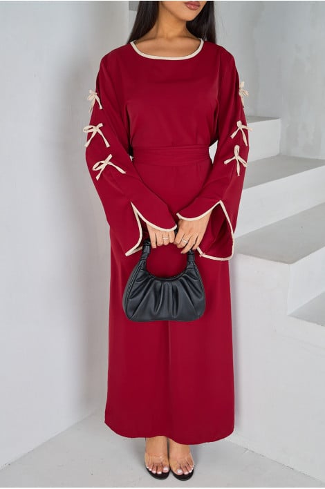 Abaya rouge avec nœuds papillons sur les manches beige