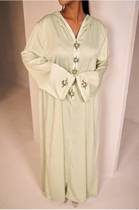 Abaya vert clair satinée munie d'un col orné de perles