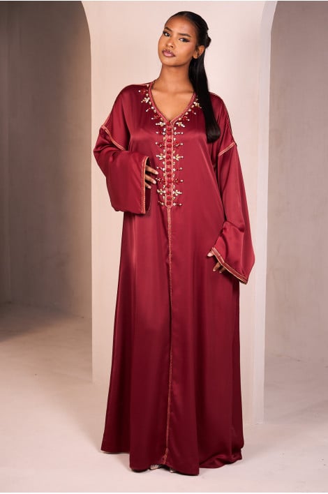 Abaya bordeaux satinée munie d'un col orné de perles