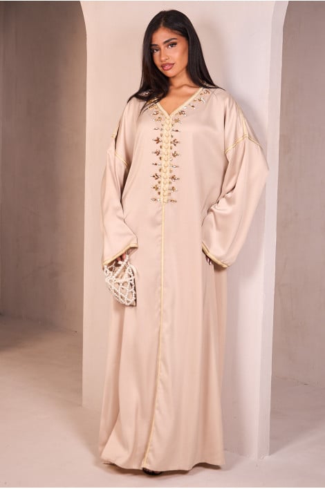 Abaya beige satinée munie d'un col orné de perles