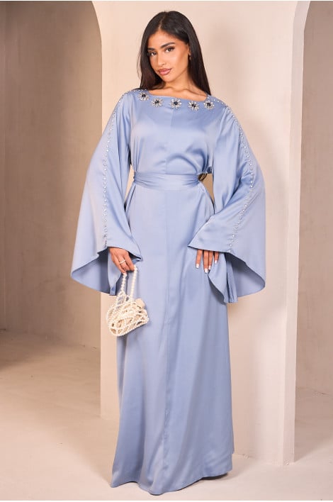 Abaya bleu satinée munie d'un col orné de perles