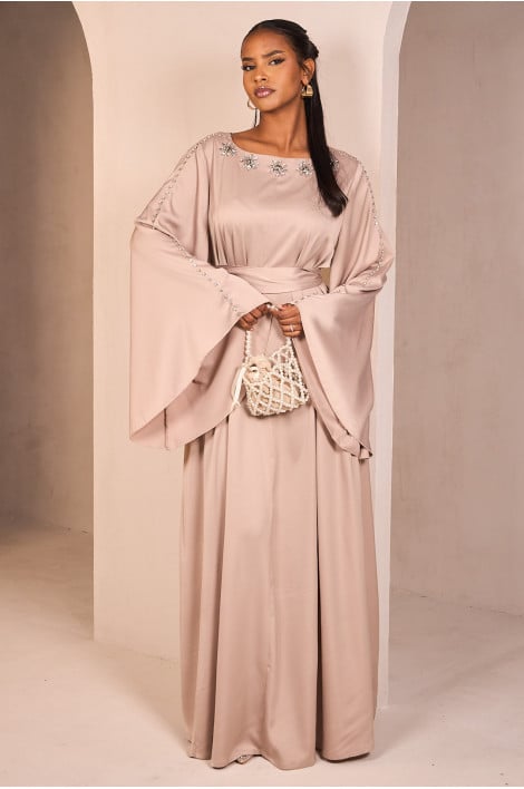 Abaya taupe satinée munie d'un col orné de perles