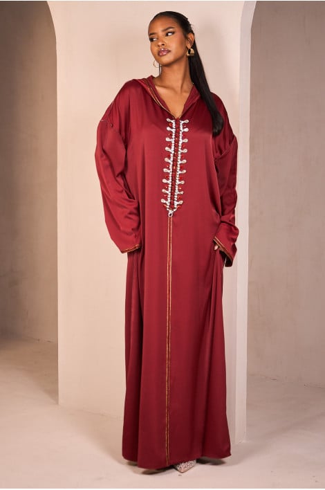 Abaya bordeaux satinée munie d'un col orné de perles