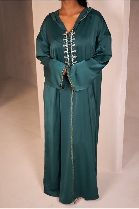 Abaya verte satinée munie d'un col orné de perles
