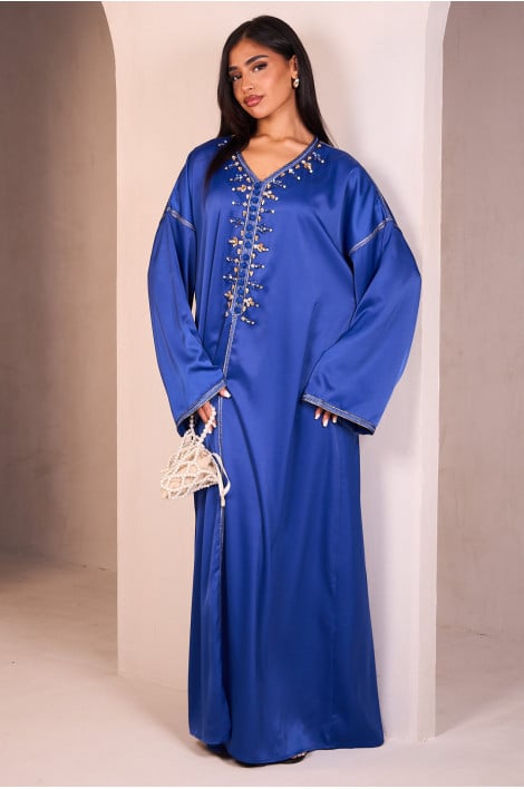 Abaya bleu satinée munie d'un col orné de perles