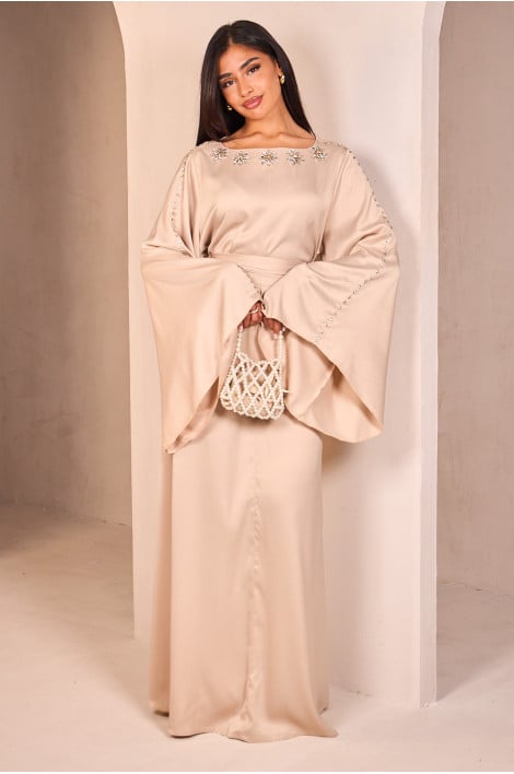 Abaya beige satinée munie d'un col orné de perles