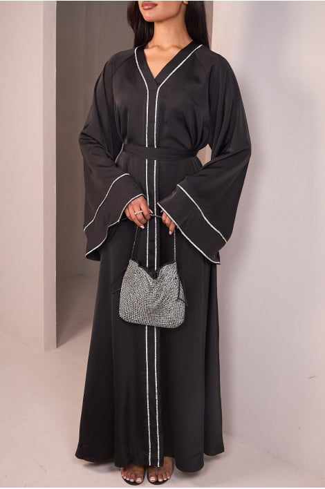 Abaya noire satinée munie d'un col orné de perles