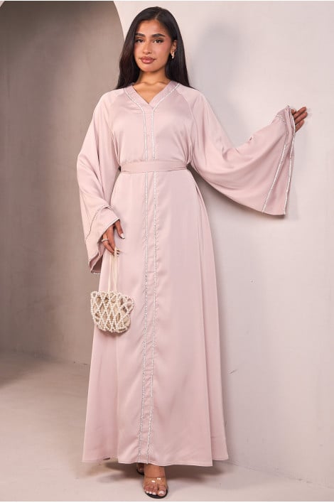 Abaya rose satinée munie d'un col orné de perles