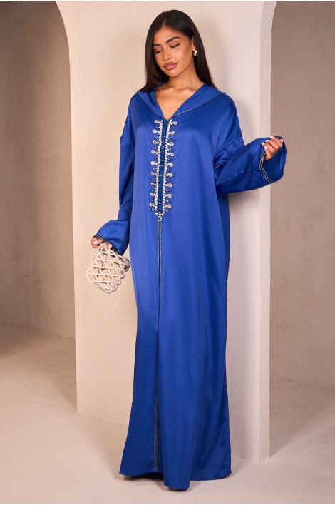 Abaya bleu satinée munie d'un col orné de perles