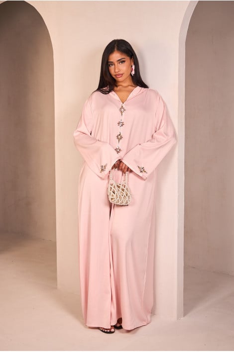 Abaya rose satinée munie d'un col orné de perles