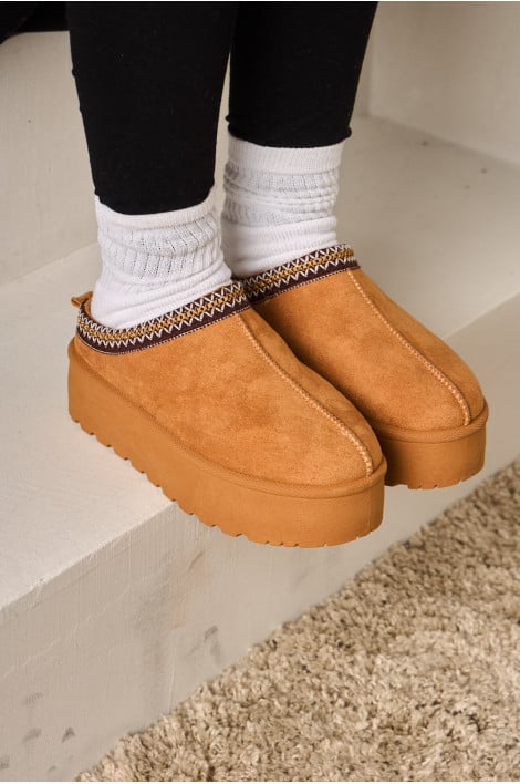 Bottines chaussons en velours compensés camels