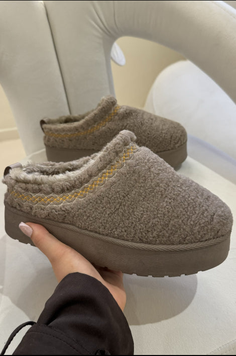 Bottines chaussons marron en peau de moutons ouverts