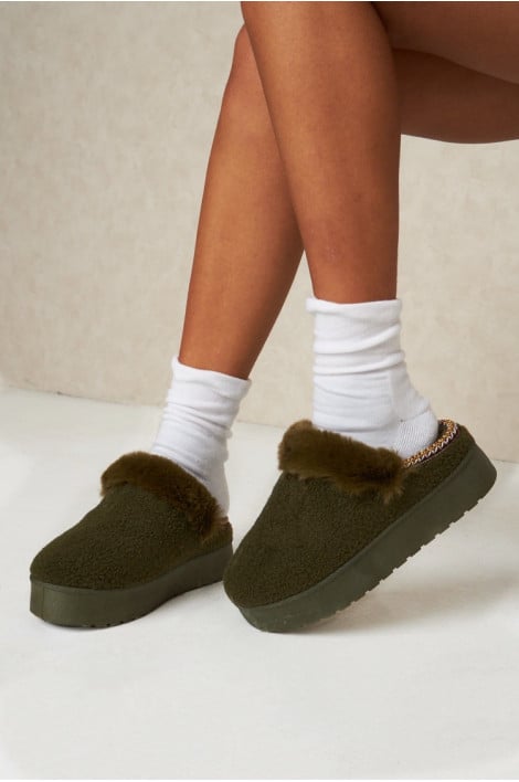 Bottines chaussons verts en peau de moutons ouverts