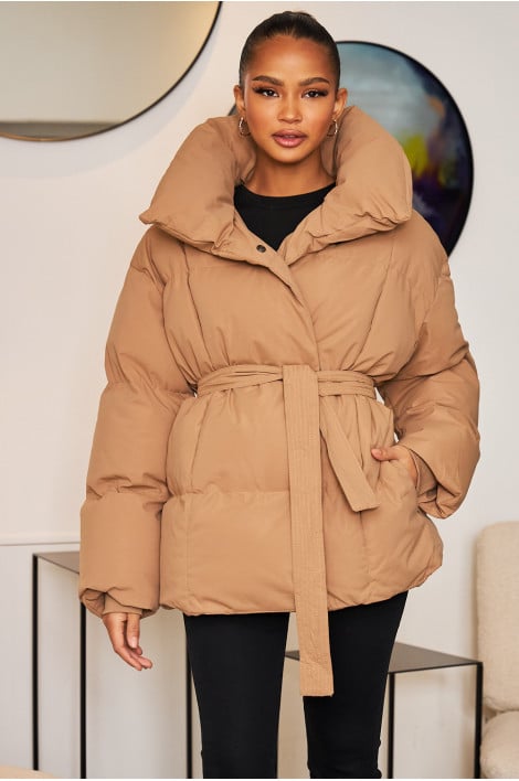 Doudoune courte matelassée camel ceinturée