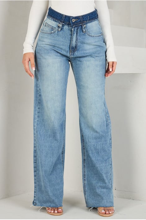 Jean bleu avec passant de ceinture bleu foncé