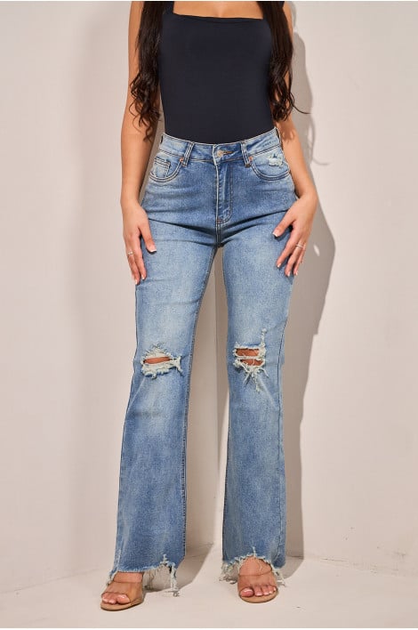 Jean bleu déchiré aux genoux coupe flare