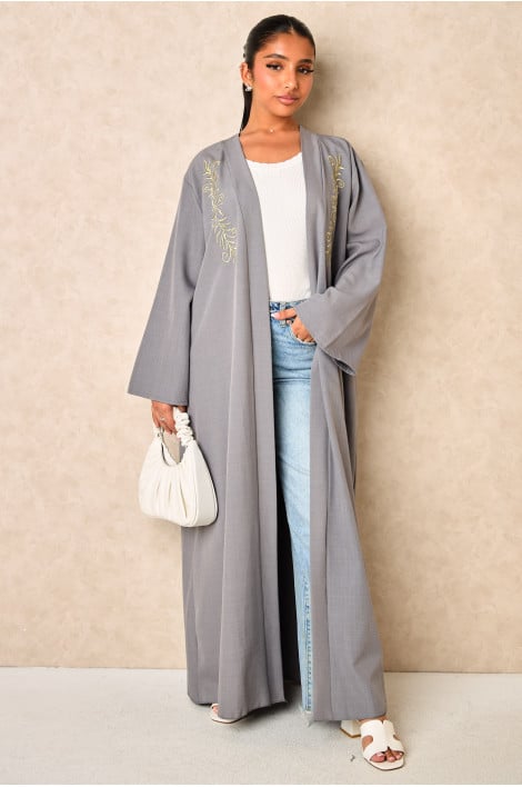 Kimono long gris ouvert à motif sur la poitrine