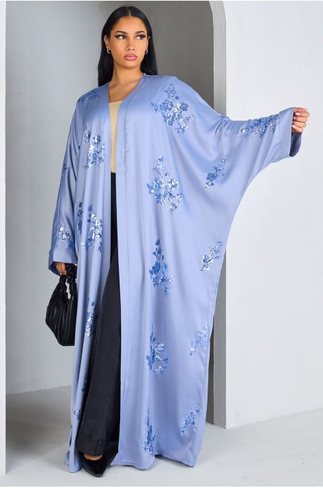 Kimono satiné bleu à sequins en forme de fleurs
