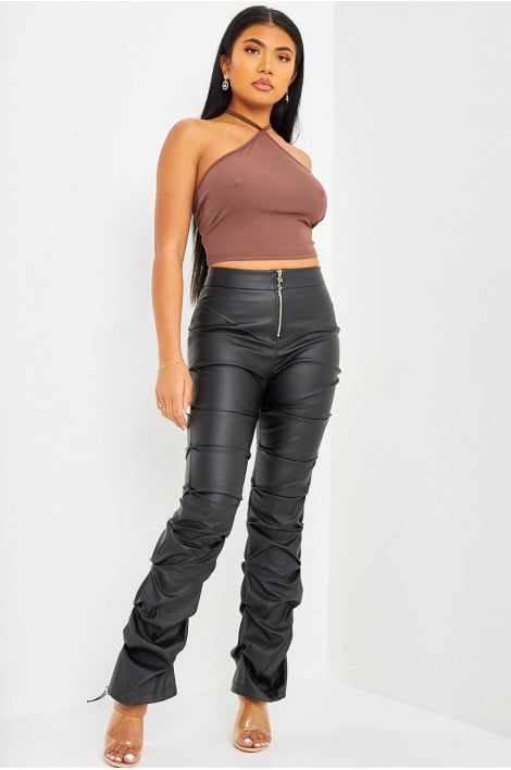 Pantalon froncé en simili cuir noir mat