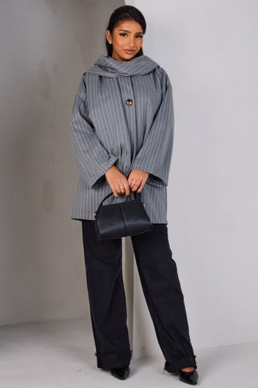 Poncho gris avec écharpe intégrée à rayures