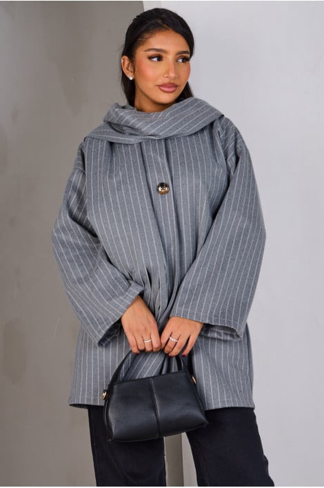Poncho gris avec écharpe intégrée à rayures