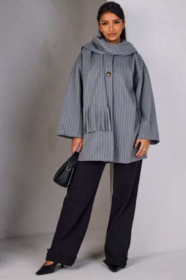 Poncho gris avec écharpe intégrée à rayures