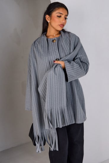 Poncho gris avec écharpe intégrée à rayures