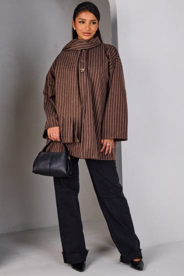 Poncho marron avec écharpe intégrée à rayures