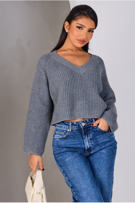 Pull court gris en maille à col v