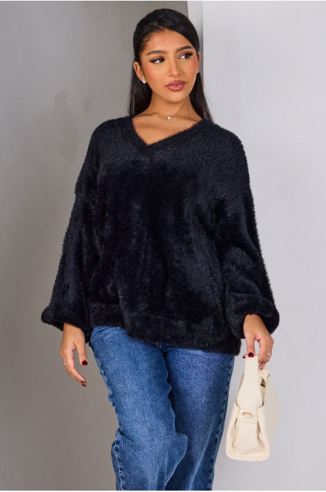 Pull en fourrure noir à col V
