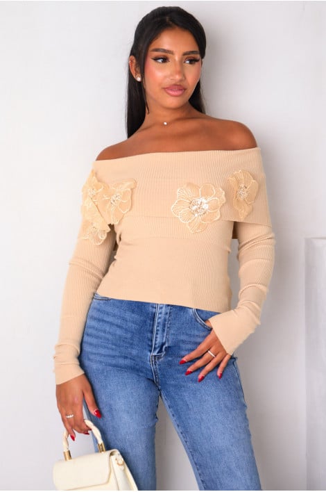 Pull taupe col bardot à fleurs