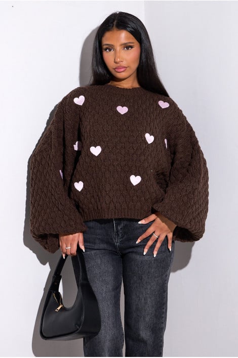 Pull tricoté à cœurs marron
