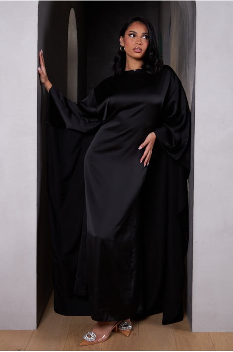 Robe ample ceinturée et satinée noire avec empiècement cape