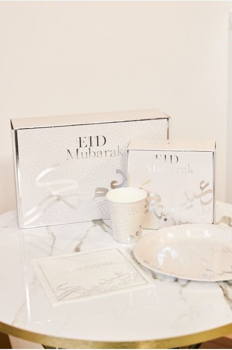 Set de table blanc pour 6 personnes, boites cadeaux, assiettes, gobelets, serviettes