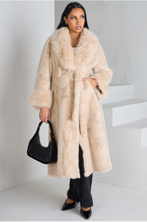 Veste beige en fourrure longue ceinturée