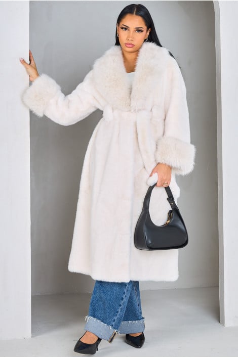 Veste blanche en fourrure longue ceinturée
