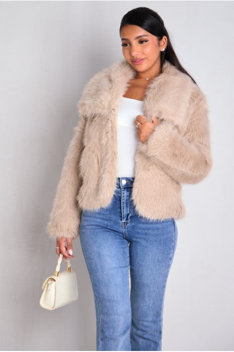 Veste blanche et grise à fourrure
