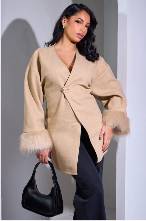 Veste ceinturée beige à poignets en fourrure